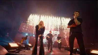 скачать клип Papa Roach, Carrie Underwood - Leave A Light On - Live