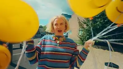 скачать клип Anne-Marie - DEPRESSED