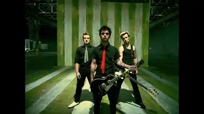 скачать клип Green Day - American Idiot