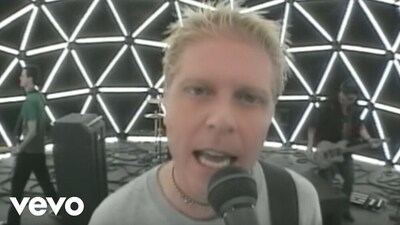 скачать клип The Offspring - Head Around You