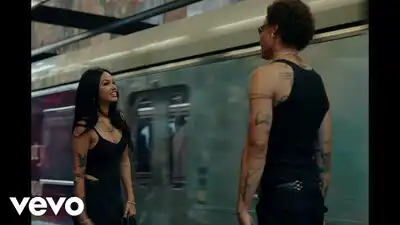 скачать клип Maggie Lindemann - split