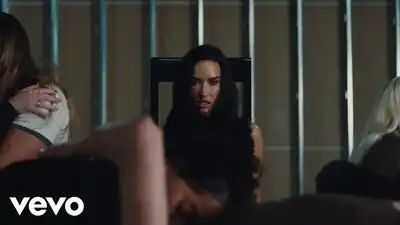 скачать клип Demi Lovato - Kiss