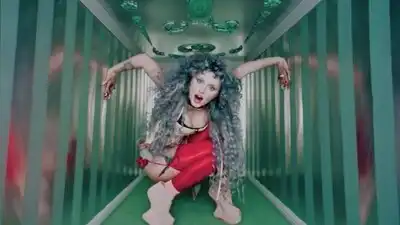 скачать клип Ashnikko - Itty Bitty