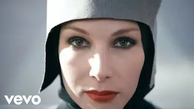 скачать клип The Chemical Brothers - Go